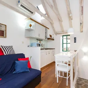 https://charming-little-house-in-split-center.splithotels.org